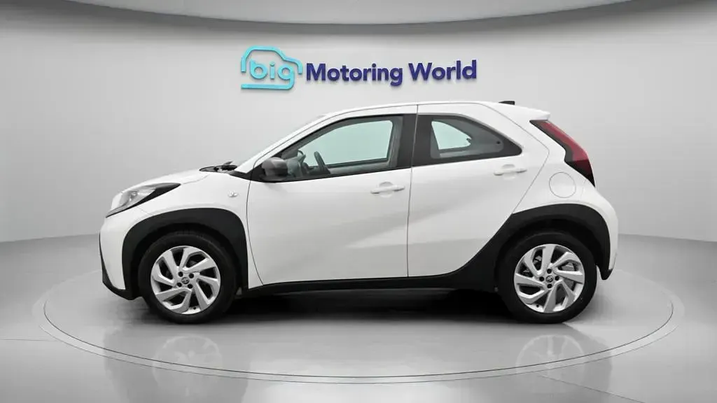 Used Toyota Aygo X PURE 72 HP (52 kW) 2023 White SUV