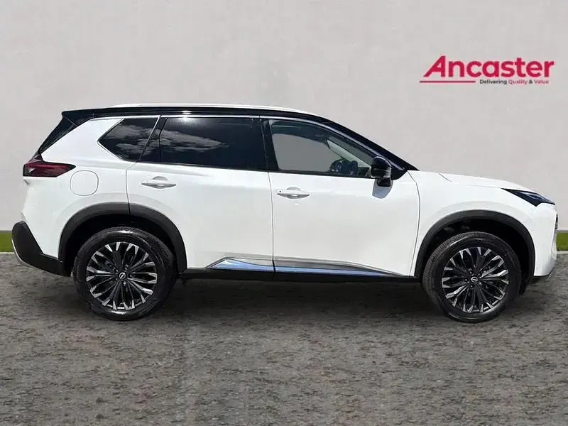 New Nissan X-Trail Tekna 163 HP (119 kW) 2026 Rl white with black metallic r SUV