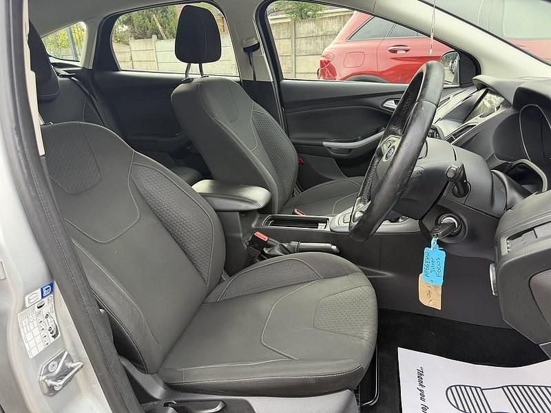 Used Ford Focus Zetec 125 HP (91 kW) 2016 Silver Hatchback