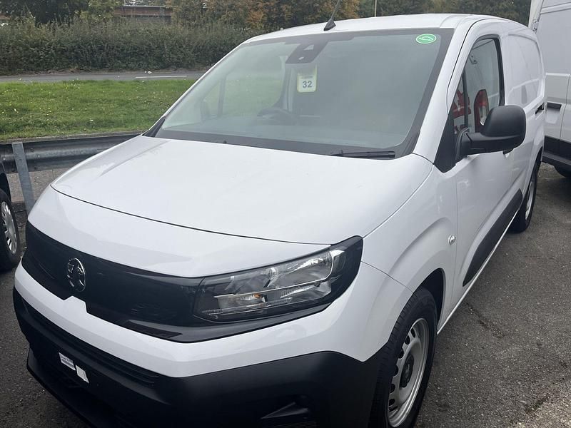 Kaolin white New 2025 Vauxhall Combo MPV | £29,297 - Image 1/4
