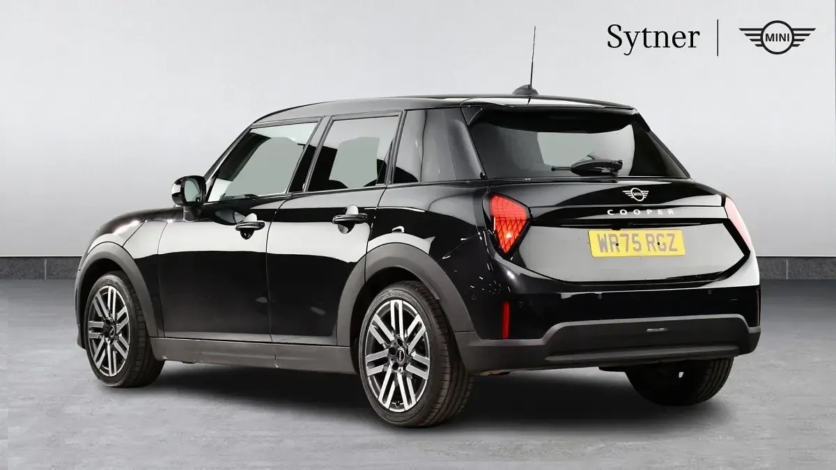 Begagnad Mini Cooper Hatch 113 kW (154 HK) 2025 Svart Halvkombi