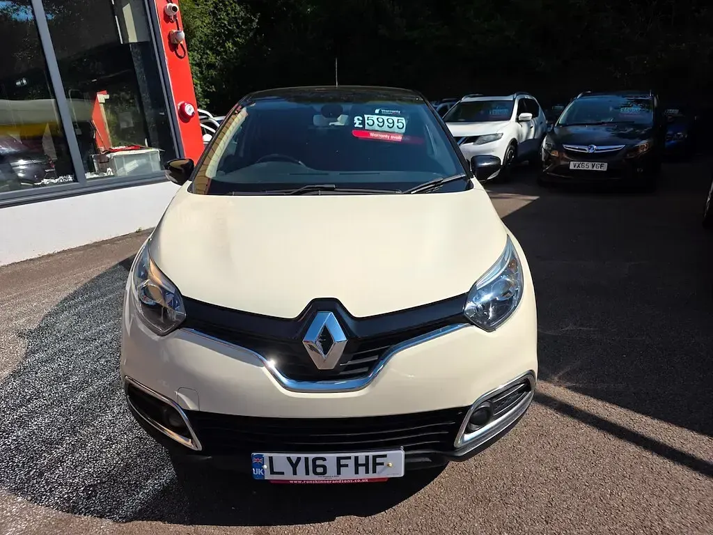 Used Renault Captur Dynamique 90 HP (66 kW) 2016 Cream/black SUV