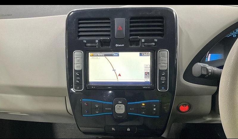 Used Nissan Leaf 80 kW (109 HP) 2012 White Hatchback