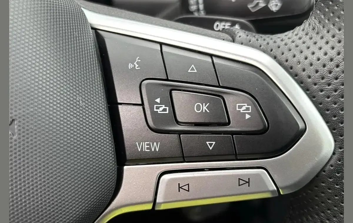 Używany VW T-Roc R-line 150 KM (110 kW) 2025 Czarny SUV