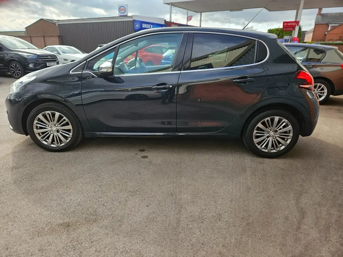 Used Peugeot 208 Allure 100 HP (73 kW) 2016 Grey Hatchback
