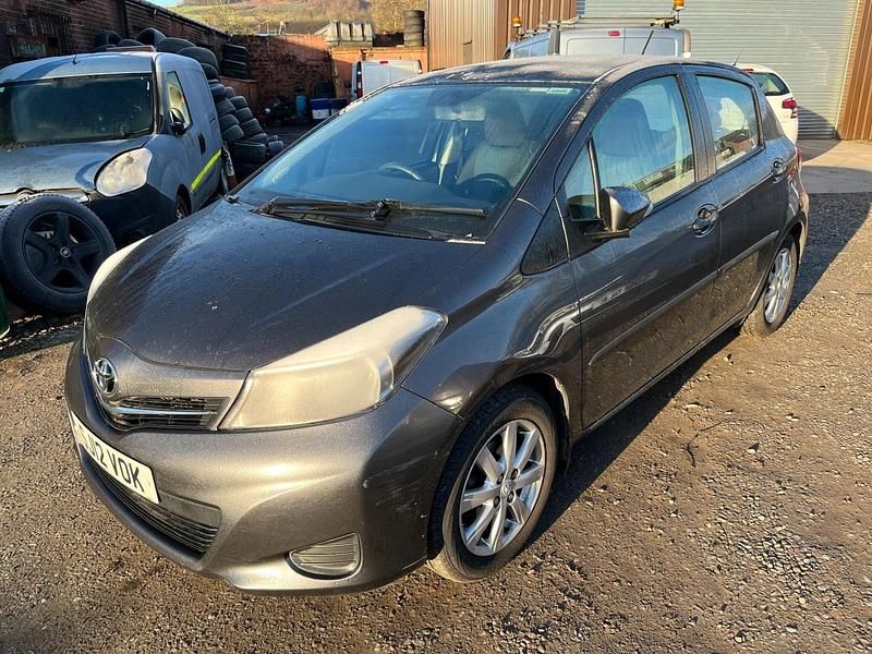 Begagnad Toyota Yaris 101 HK (74 kW) 2012 Grå Halvkombi