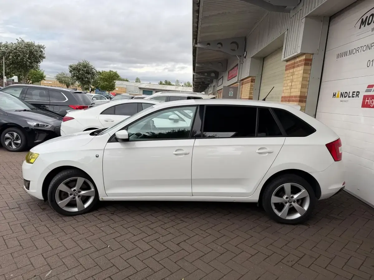 Used Skoda Rapid Elegance 90 HP (66 kW) 2014 White Hatchback