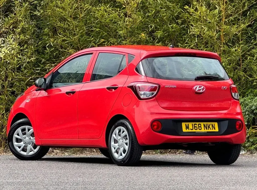 Used Hyundai i10 67 HP (49 kW) 2018 Red Hatchback