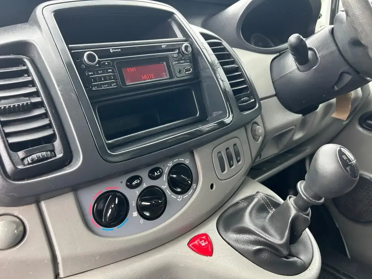Second-hand Vauxhall Vivaro 115 CP (84 kW) 2014 Alb Monovolum