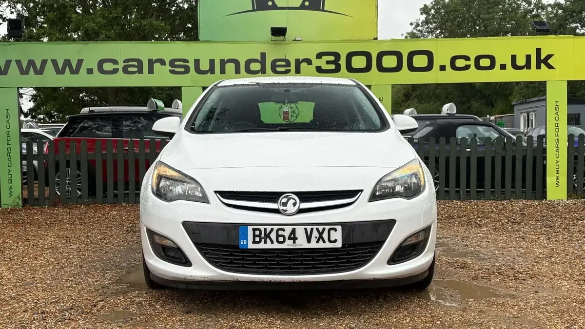 Used Vauxhall Astra Design Edition 136 HP (100 kW) 2014 White Hatchback
