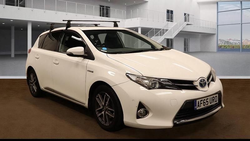 White Used 2015 Toyota Auris Hybrid Hatchback | £7,495 (Fair price) - Image 1/4