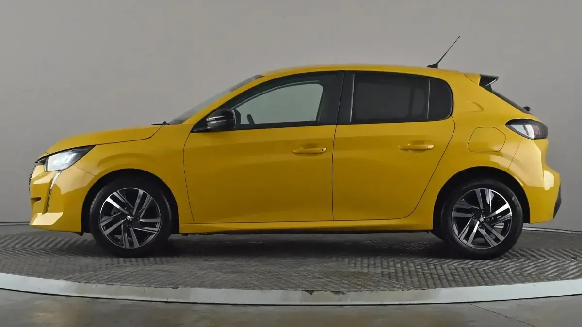 Second-hand Peugeot 208 Active+ 75 CP (55 kW) 2023 Galben Hatchback