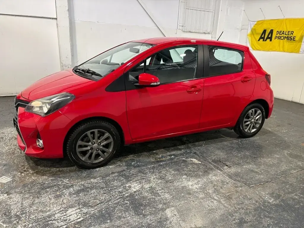 Used Toyota Yaris 99 HP (72 kW) 2015 Red Hatchback