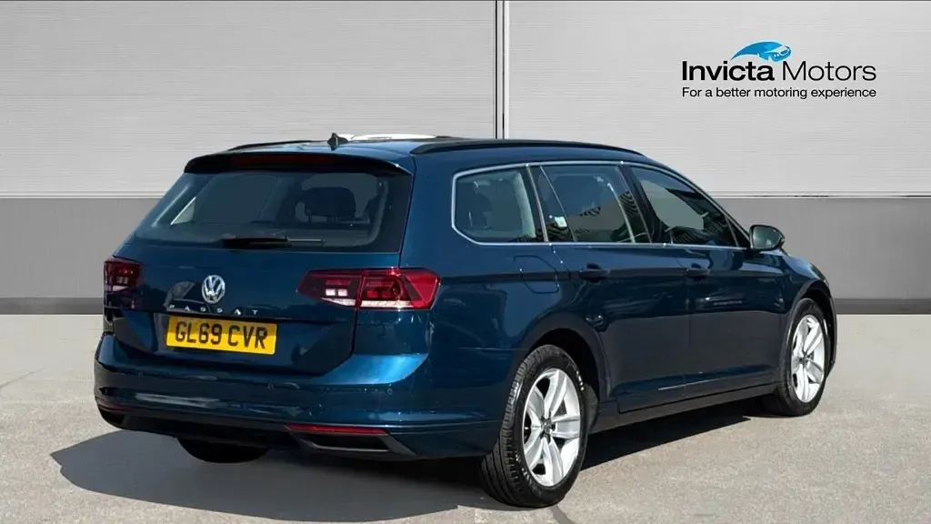 Used VW Passat SE 120 HP (88 kW) 2019 Aquamarine blue signature metallic Estate