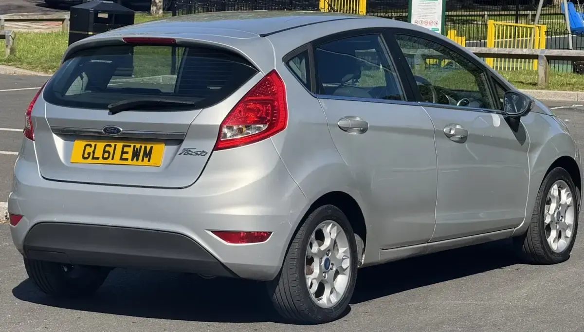 Usado Ford Fiesta Zetec 94 HP (69 kW) 2011 Prateado Citadino