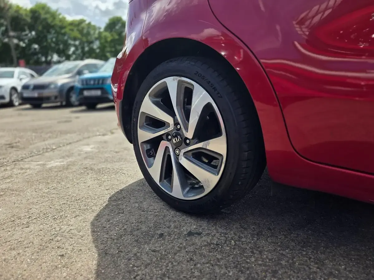 Used Kia Rio 109 HP (80 kW) 2015 Red Hatchback