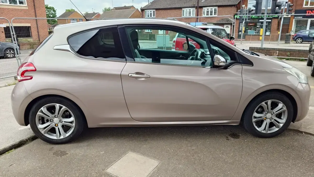 Used Peugeot 208 Allure 2012 Pink Hatchback