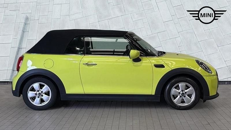Begagnad Mini Cooper Cabriolet Classic 2022 Gul Cab