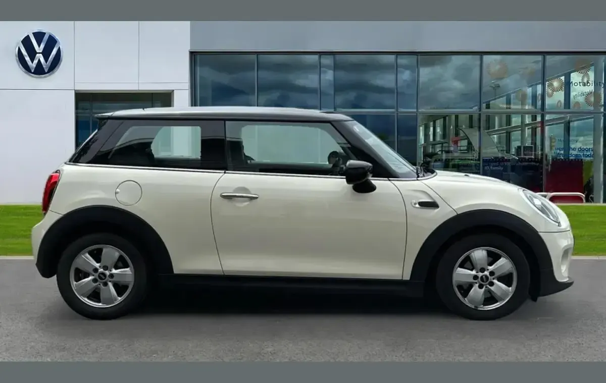 Used Mini Cooper Classic 134 HP (98 kW) 2019 White Hatchback
