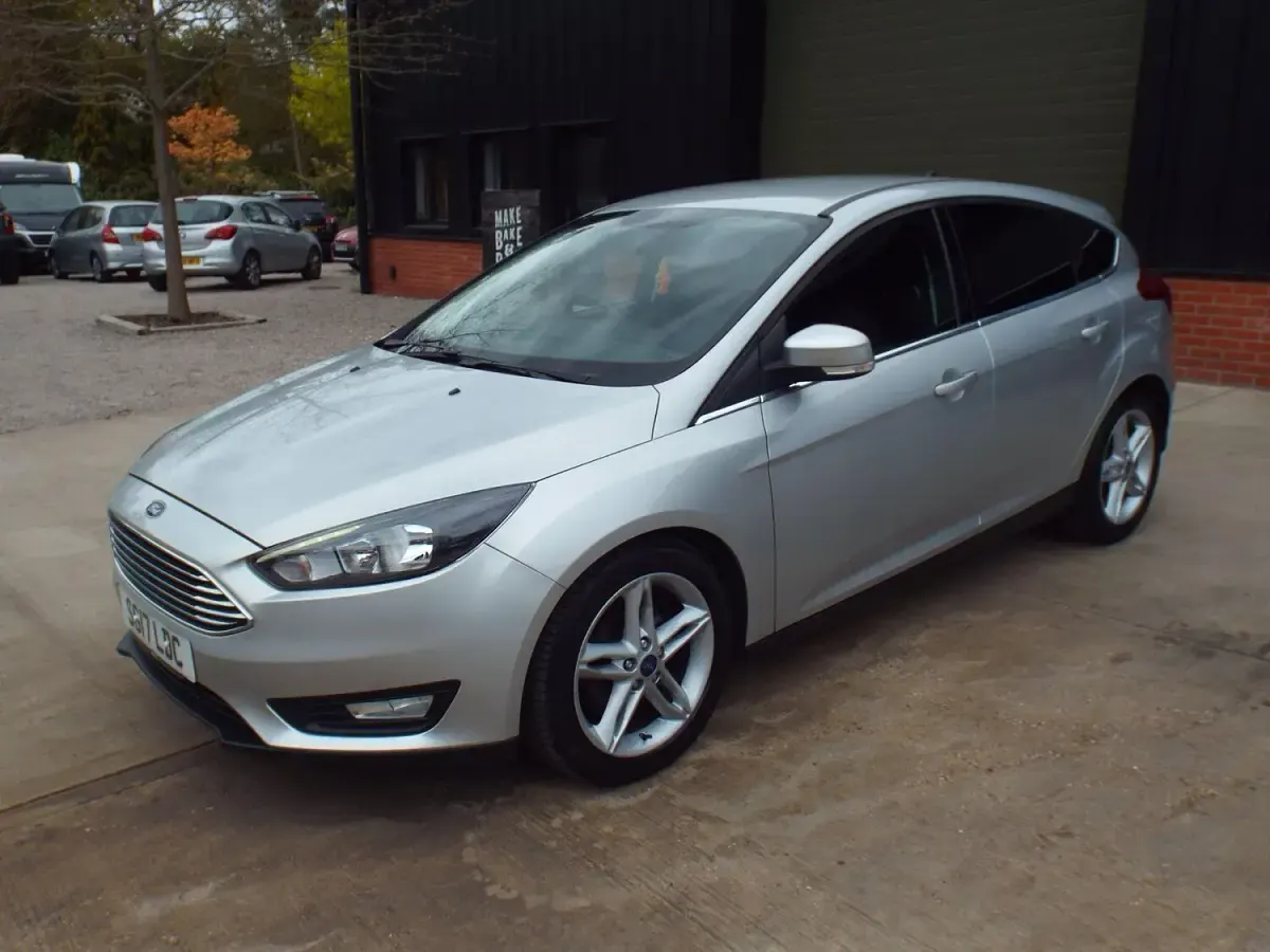 Used Ford Focus Zetec 120 HP (88 kW) 2017 Silver Hatchback