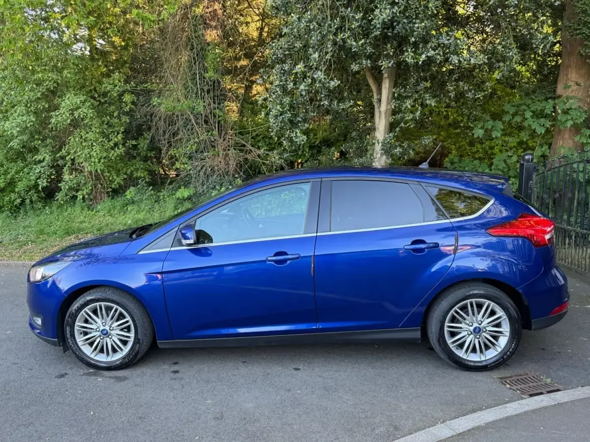 Używany Ford Focus Zetec 125 KM (91 kW) 2018 Niebieski Hatchback