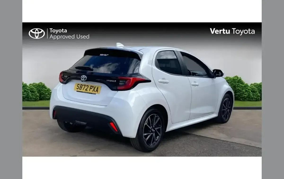 Used Toyota Yaris Design 116 HP (85 kW) 2023 White Hatchback