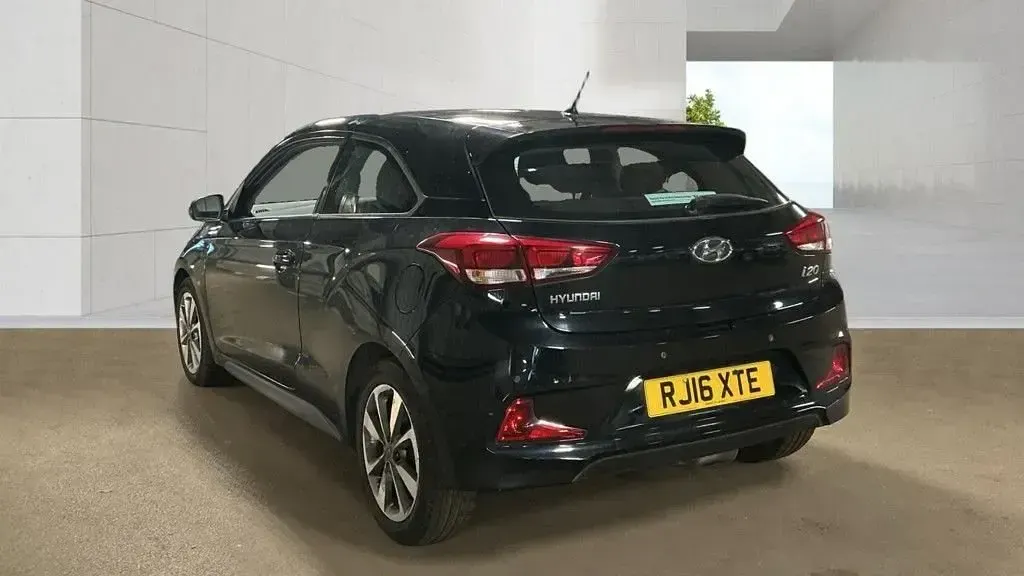 Used Hyundai i20 SE 84 HP (61 kW) 2016 Black Coupe