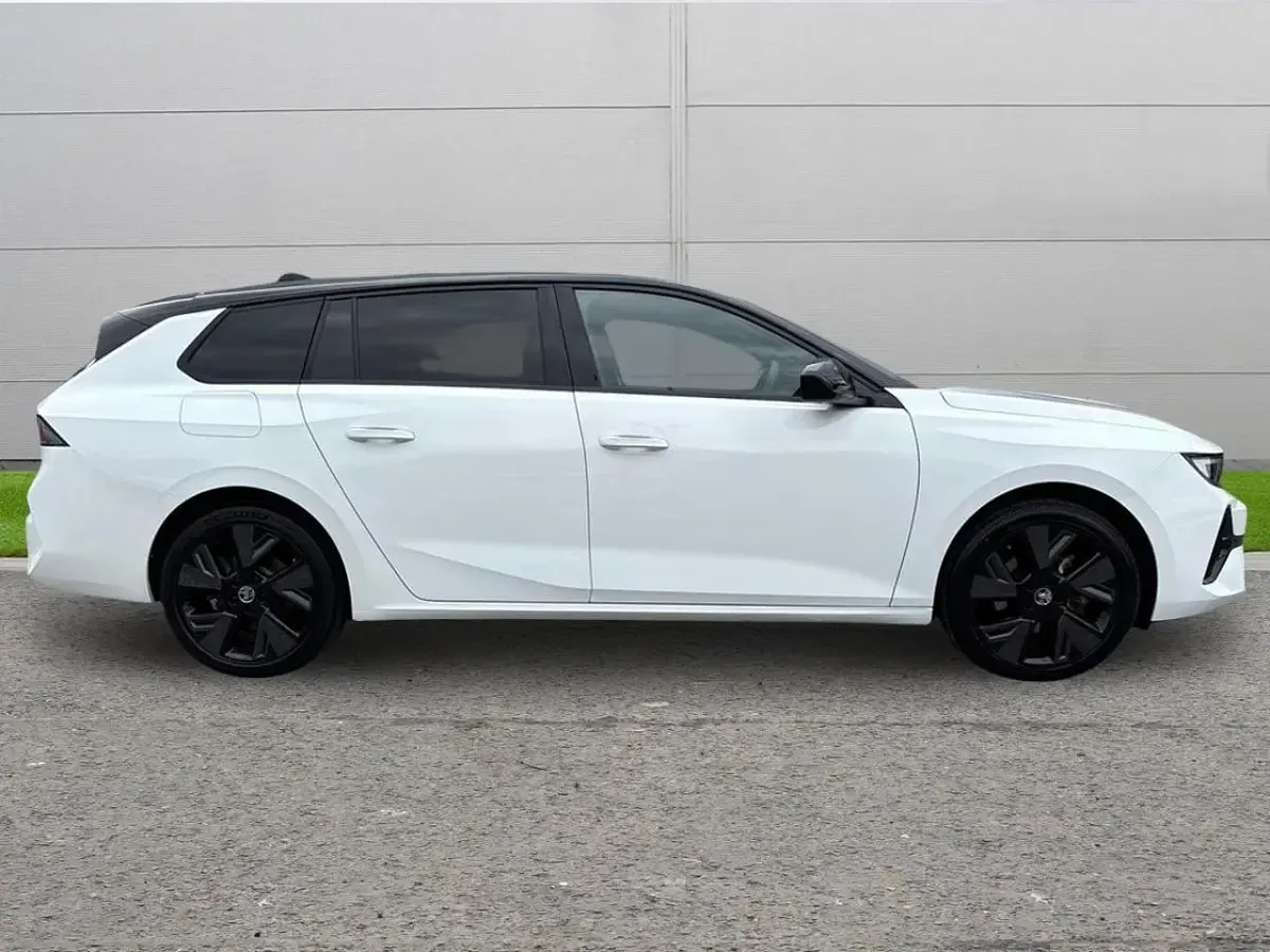 Used Vauxhall Astra 113 kW (154 HP) 2024 White Estate
