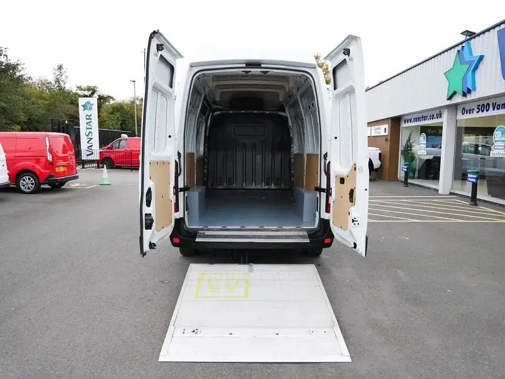 Begagnad Vauxhall Movano 145 HK (106 kW) 2017 Vit Minibuss