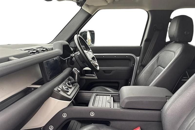 Used Land Rover Defender First Edition 250 HP (183 kW) 2021 Hakuba silver SUV