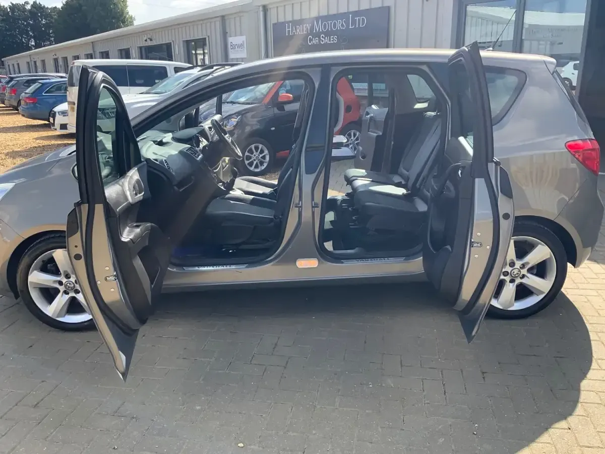 Used Vauxhall Meriva 98 HP (72 kW) 2013 Brown MPV