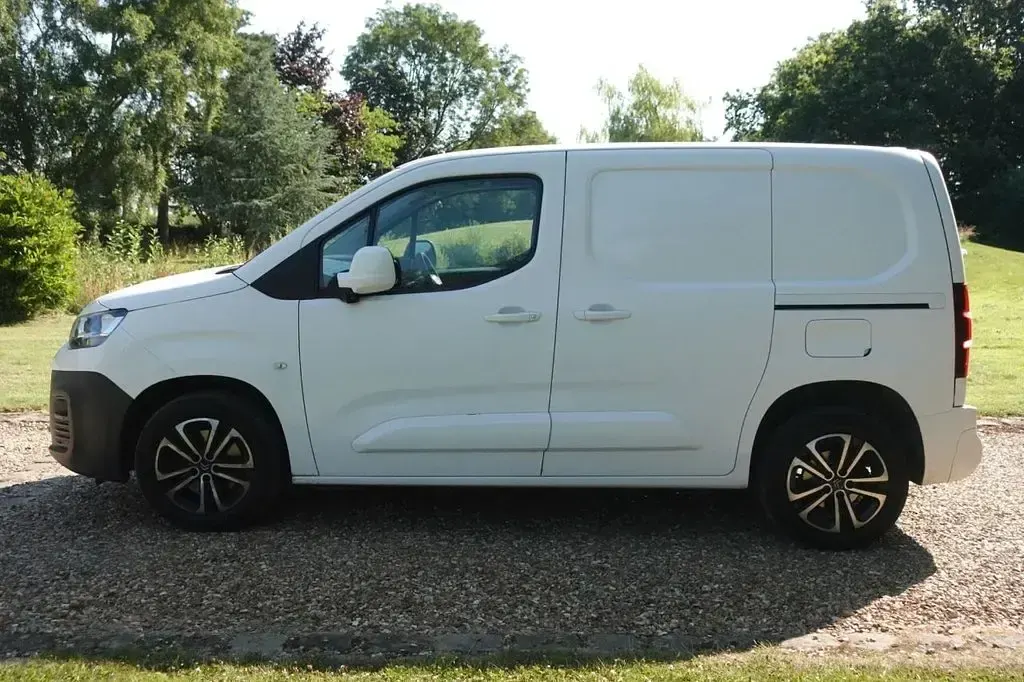 Used Citroën Berlingo Start 100 HP (73 kW) 2020 White MPV