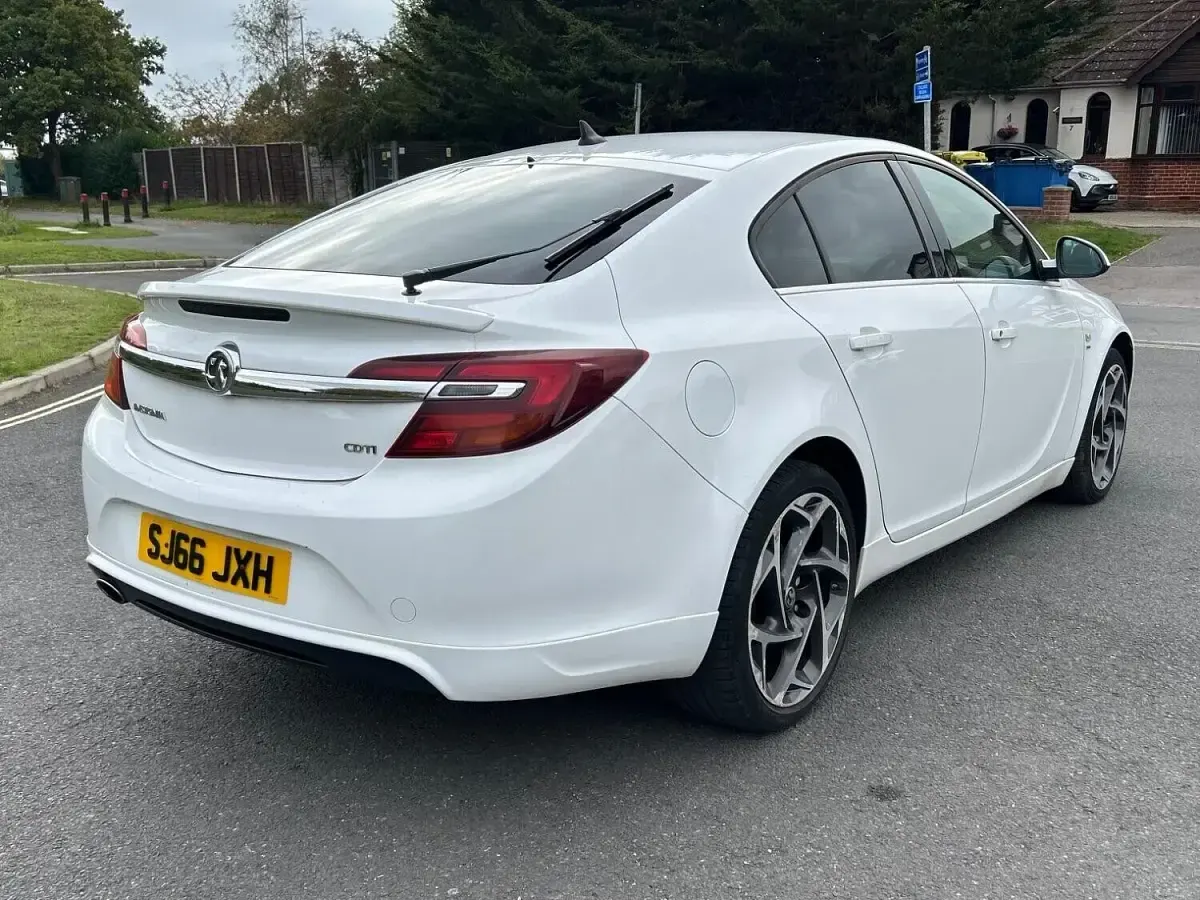 Used Vauxhall Insignia SRi 136 HP (100 kW) 2016 White Hatchback