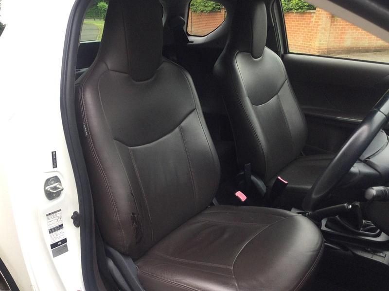 Used Toyota iQ 68 HP (50 kW) 2009 White Hatchback