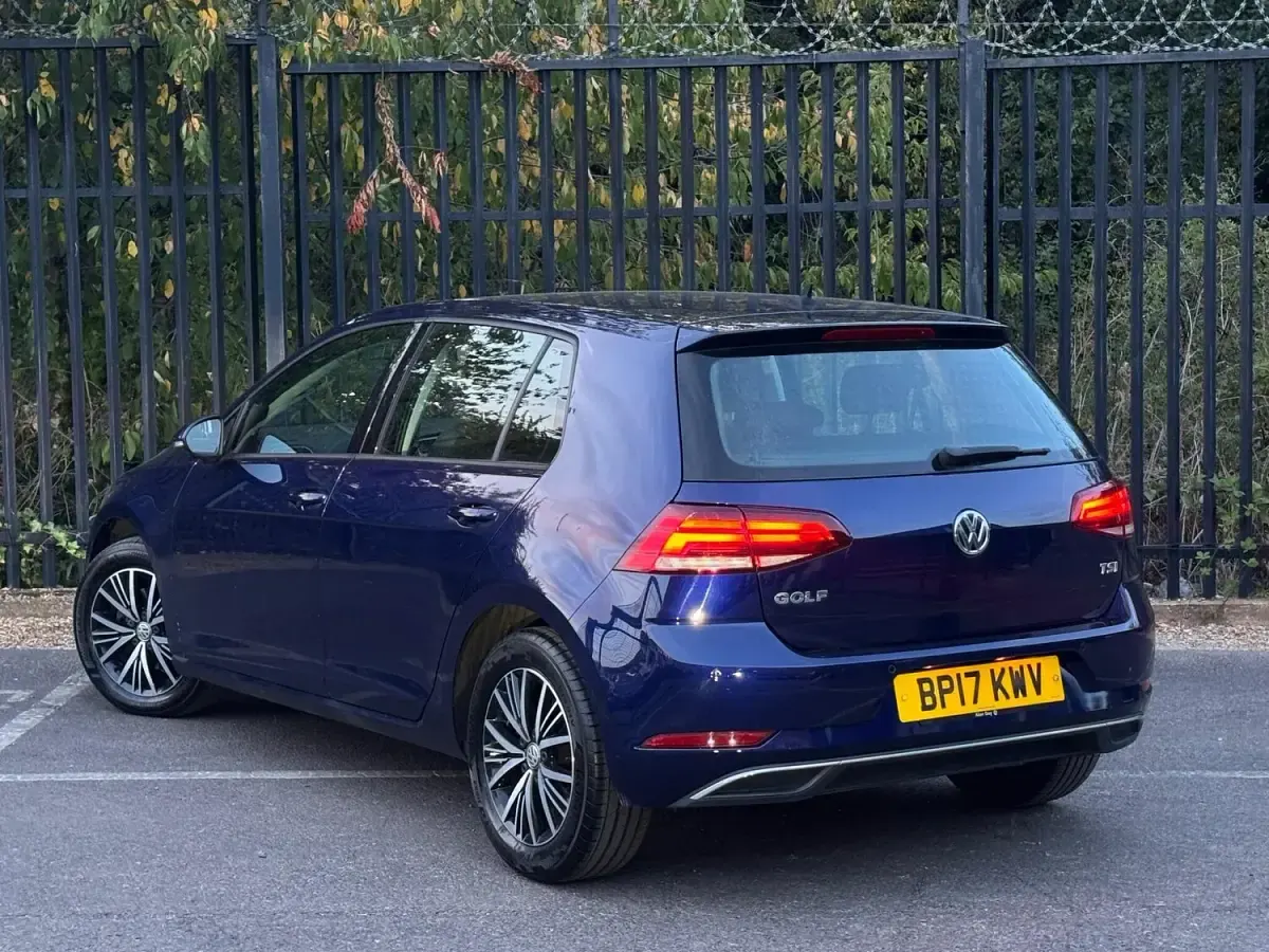 Used VW Golf VII SE 125 HP (91 kW) 2017 Blue Hatchback