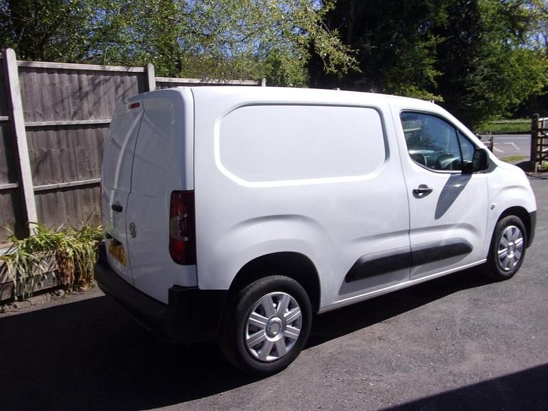Gebraucht Vauxhall Combo 100 PS (73 kW) 2021 Weiß Van / Kleinbus