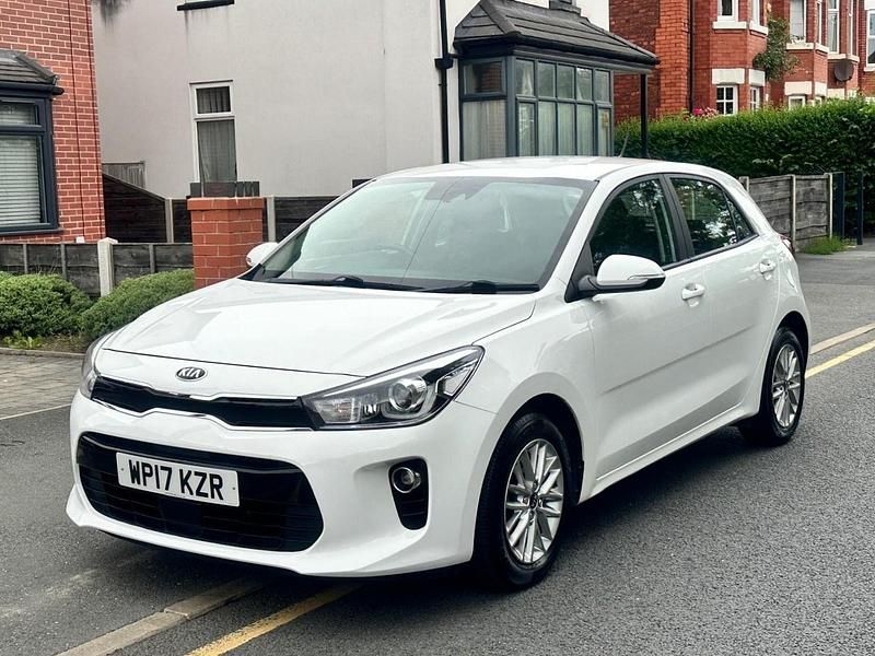 Begagnad Kia Rio 2017 Vit Halvkombi