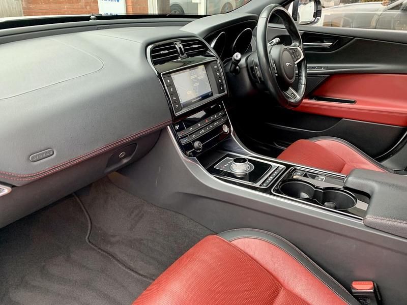 Used Jaguar XE R-Sport 180 HP (132 kW) 2016 White Sedan