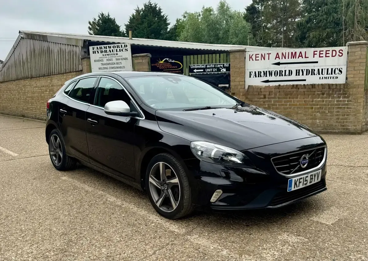 Used Volvo V40 R-Design 120 HP (88 kW) 2015 Black Hatchback