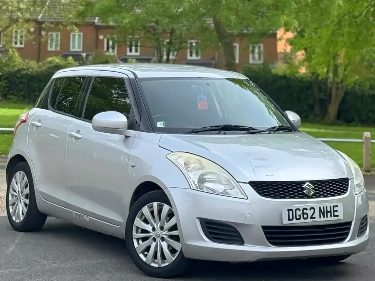 Usado Suzuki Swift SZ3 94 HP (69 kW) 2012 Prateado Citadino