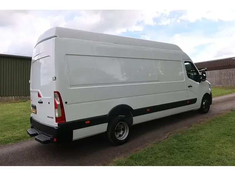 Used Renault Master Business 145 HP (106 kW) 2023 White MPV