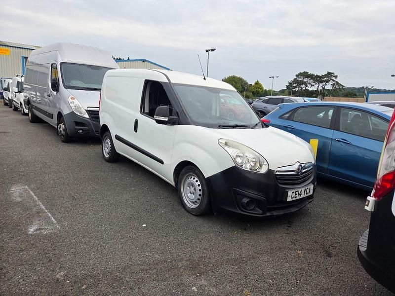White Used 2014 Vauxhall Combo MPV | £2,995 (Fair price) - Image 1/4