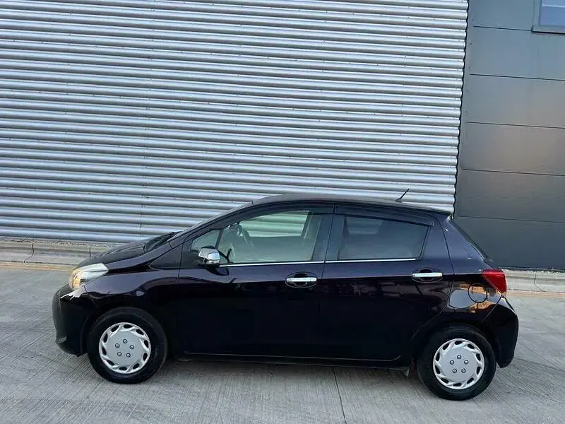 Used Toyota Yaris 100 HP (73 kW) 2014 Mauve/purple Hatchback