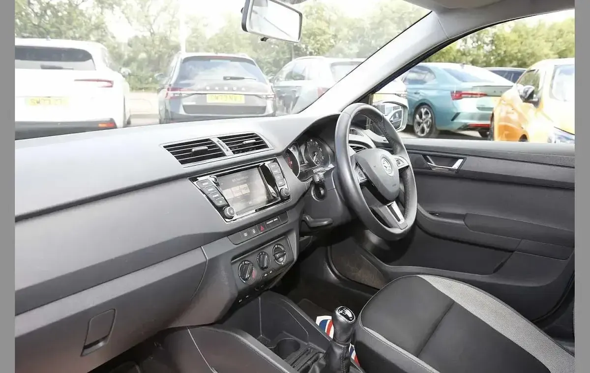 Used Skoda Fabia Colour Edition 88 HP (64 kW) 2017 Race blue metallic Hatchback