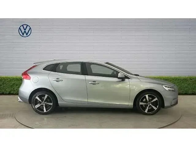 Begagnad Volvo V40 R-Design 122 HK (89 kW) 2018 Silver Halvkombi