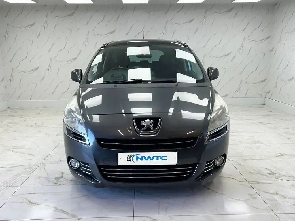 Usado Peugeot 5008 112 HP (82 kW) 2010 Cinzento Monovolume