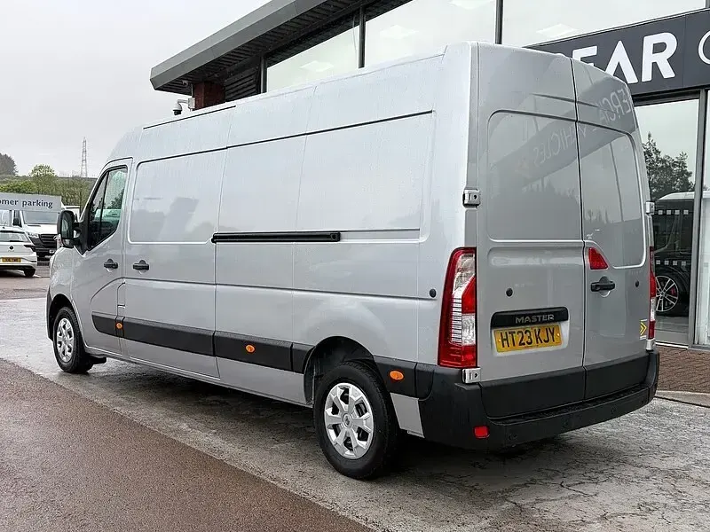 Used Renault Master Business 135 HP (99 kW) 2023 Grey MPV