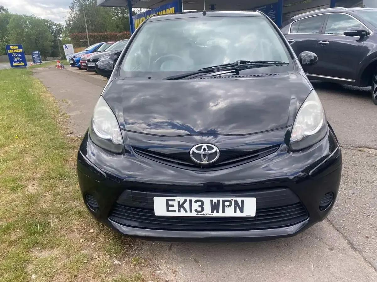 Usado Toyota Aygo 68 HP (50 kW) 2013 Preto Citadino