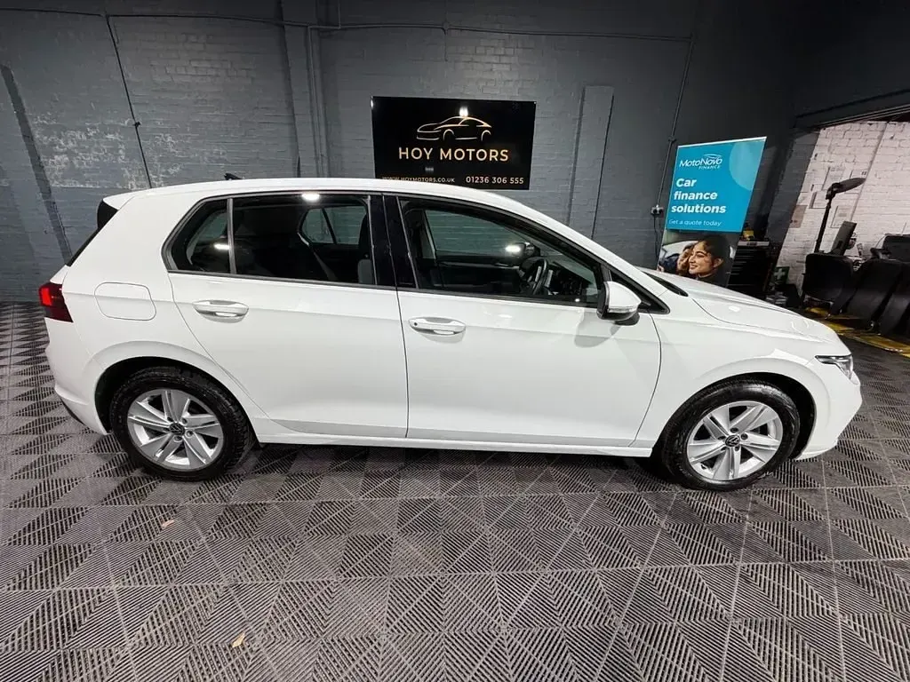 Używany VW Golf VII S 130 KM (95 kW) 2021 Biały Hatchback