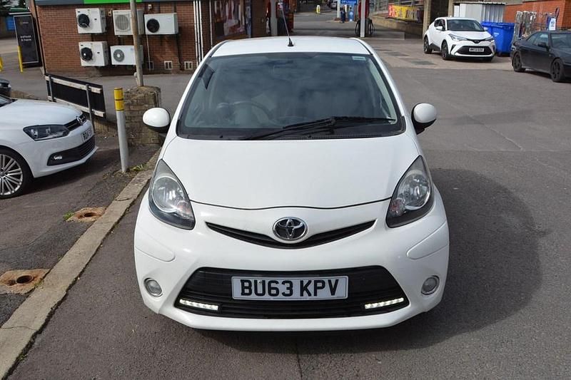 Used Toyota Aygo 68 HP (50 kW) 2013 White Hatchback